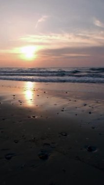 Arnavutluk 'un Durres kentinde Adriyatik Denizi üzerinde manzara gün batımı. Yüksek kalite 4k görüntü