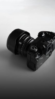 Tiran, Arnavutluk - 16 Haziran 2025: Fujifilm X-H2 aynasız kameranın Viltrox 27 mm f1.2 lensli profesyonel stüdyo görüntüleri. Üst düzey ışıklandırmayla yakalanmış, vites değerlendirmeleri, bloglar, yayınlar için ideal