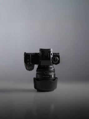 Tiran, Arnavutluk - 16 Haziran 2025: Fujifilm X-H2 aynasız kameranın Viltrox 27 mm f1.2 lensli profesyonel stüdyo görüntüleri. Üst düzey ışıklandırmayla yakalanmış, vites değerlendirmeleri, bloglar, yayınlar için ideal