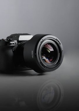 Tiran, Arnavutluk - 16 Haziran 2025: Fujifilm X-H2 aynasız kameranın Viltrox 27 mm f1.2 lensli profesyonel stüdyo görüntüleri. Üst düzey ışıklandırmayla yakalanmış, vites değerlendirmeleri, bloglar, yayınlar için ideal