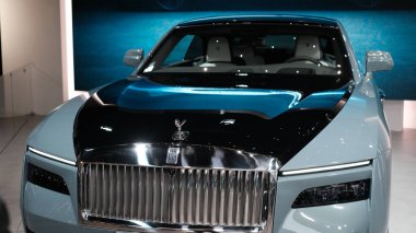 Münih, Almanya - 18 Nisan 2025: BMW Welt 'te Rolls-Royce arabaları. BMW Welt bir sergi, sergi salonu, macera müzesi ve etkinlik mekanıdır..