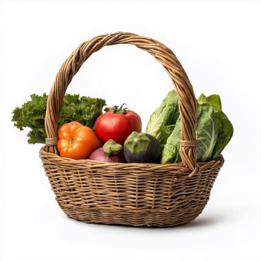 Beyaz arka planda farklı taze sebzelerle dolu sepet.