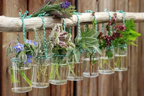 木制底座玻璃瓶中美丽的花朵 — 图库照片