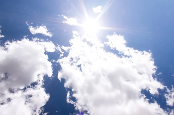 Soleil Brillant Ciel Bleu Avec Des Nuages Concept Chaleur Anormale — Photo