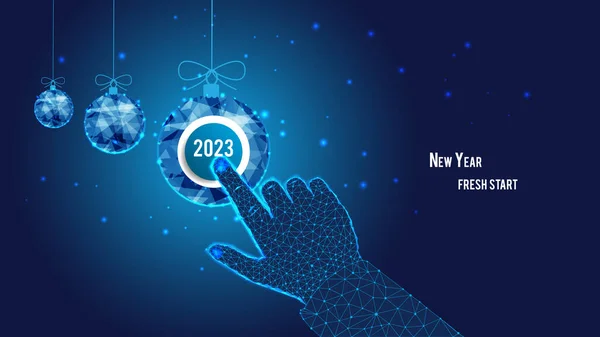 スタートアップコンセプト 新年の新しいスタート 2023年のボタン 多角形の手 クリック 多角形のクリスマスボール 青い星空の背景 — ストックベクタ