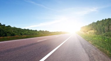 Yol. Otoyol yaz doğal manzarasıyla çevrili.