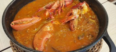 Lezzetli ıstakozlu güveç tenceresi, yakından bak.