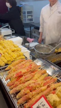 Sokak tempura dükkanında taze pişmiş yemek.