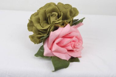 Beyaz arka planda güzel bir buket çiçek.