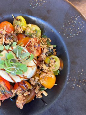 Sebze ve otlu ızgara tavuk.