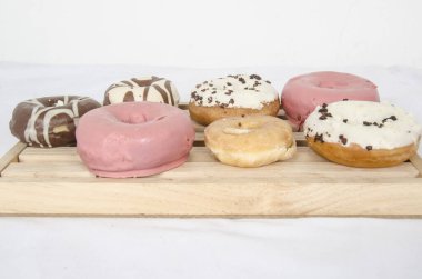 Ahşap bir arka planda donut ve çikolata