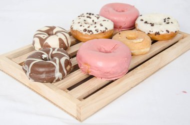 Tepside yakın plan bir çörek resmi.