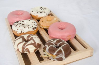 Kremalı ve çikolatalı lezzetli çörekler.