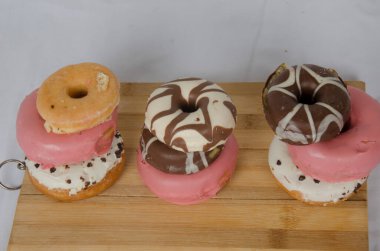 Donut ve çikolata jöleli.