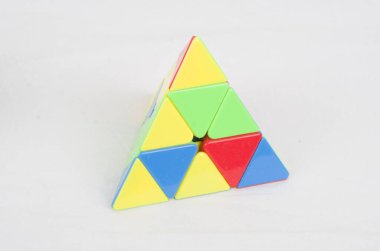 farklı renklerin piramidi