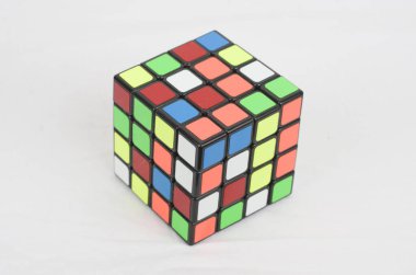 Rubik küp şeklinde bir küp..