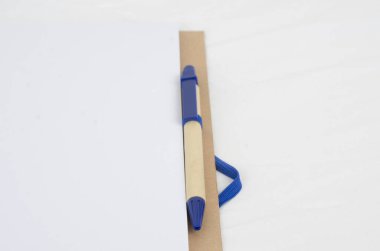 Beyaz arkaplanda mavi kalem.