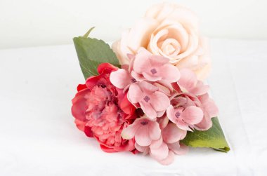 Pembe ve beyaz Şakayık çiçekleri buketi