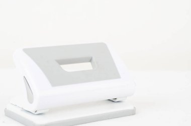 Beyaz arka planda beyaz bir elektrikli süpürge..