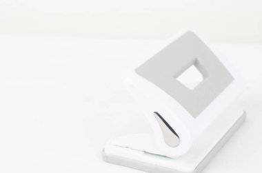 Beyaz arkaplanda beyaz bir ataş kapat