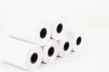 Beyaz arka planda tuvalet kağıdı ruloları