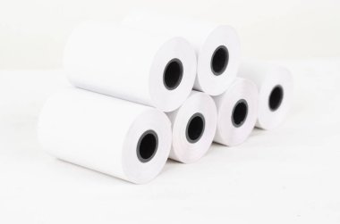 Beyaz arkaplanda izole edilmiş tuvalet kağıdı yığınları