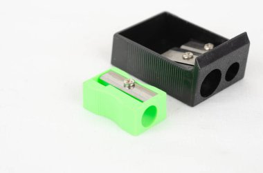 yeşil plastik bileyicisi beyaz üzerine izole