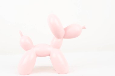 Beyaz izole arkaplanda beyaz plastik balon.