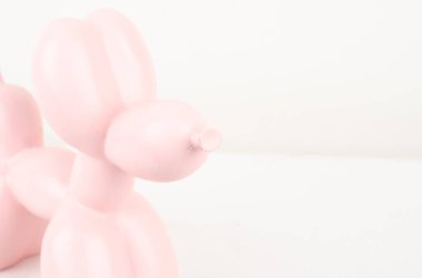 Pembe arka planı olan pembe tavşan.