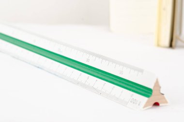 Beyaz arkaplanda yeşil bir termometrenin yakın plan çekimi.