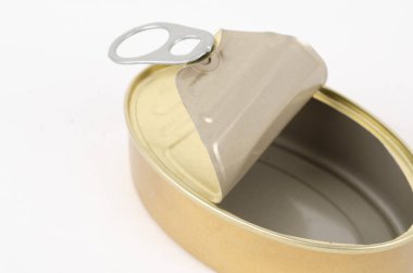 boş alüminyum kutusu beyaz arkaplanda izole edilebilir