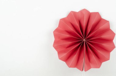 Beyaz arkaplanda kırmızı ve beyaz kağıt vantilatör, boşluğu kopyala