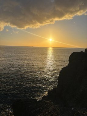 Denizin üzerinde güzel bir gün batımı
