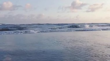 Sahildeki deniz dalgaları.