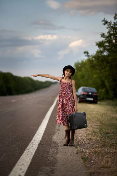 Girl Road Old Suitcase Stoped Auto — Φωτογραφία Αρχείου