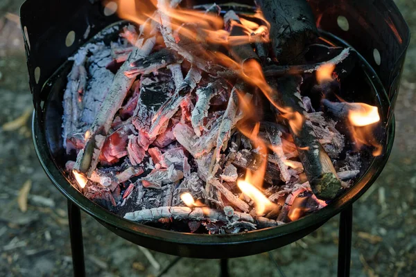 在烧烤炉上篝火中燃烧木炭生火 — 图库照片