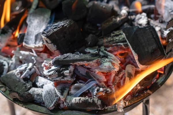 在烧烤炉上篝火中燃烧木炭生火 — 图库照片