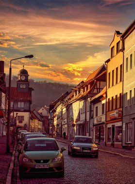 22 Ekim 2021. Bleicherode, Almanya: Günbatımında Avrupa 'daki eski bir kasabanın güzel akşam ışığı manzarası. Almanya.