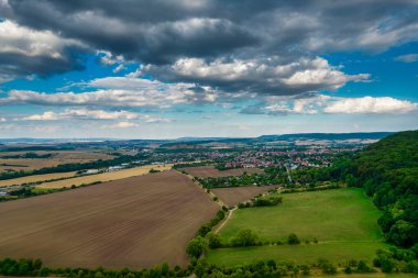 Almanya 'da çayırlarla, tarlalarla ve ormanlarla çevrili bir Alman köyünün manzarası.
