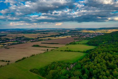 Almanya 'da çayırlarla, tarlalarla ve ormanlarla çevrili bir Alman köyünün manzarası.