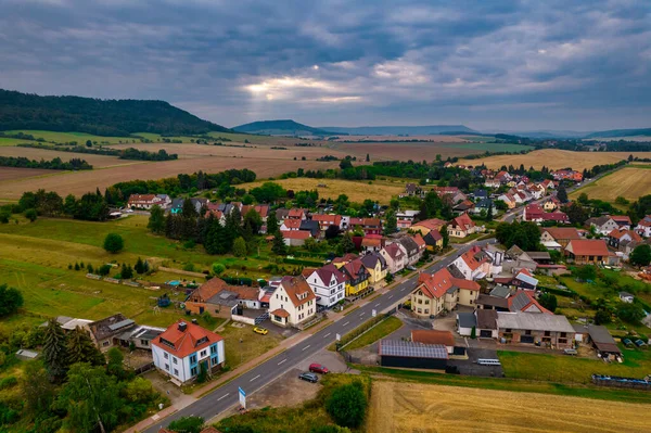 Luftaufnahme Eines Deutschen Dorfes Umgeben Von Wiesen Ackerland Und Wald — Stockfoto