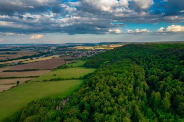 Almanya 'da çayırlarla, tarlalarla ve ormanlarla çevrili bir Alman köyünün manzarası.