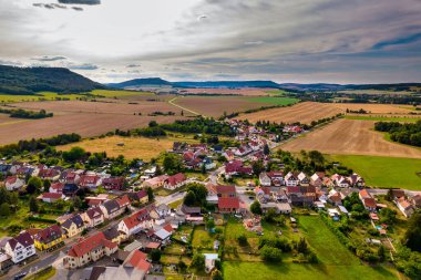 Almanya 'da çayırlarla, tarlalarla ve ormanlarla çevrili bir Alman köyünün manzarası.