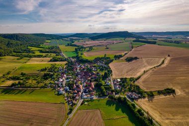 Almanya 'da çayırlarla, tarlalarla ve ormanlarla çevrili bir Alman köyünün manzarası.