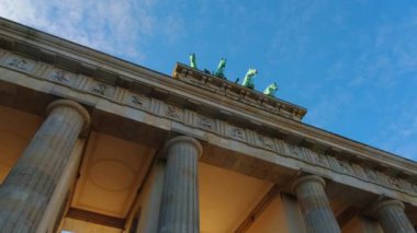 22 september 2022 - Berlin, Germany Tourists at the Brandenburg Gate, Berlin, Germany