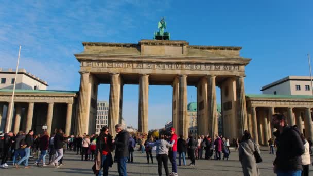 September 2022 Berlin Germany Tourists Brandenburg Gate Berlin Germany — Stok video