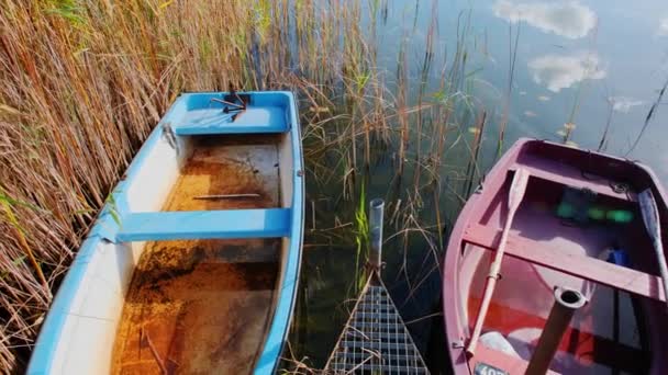 Small Fishing Boats Anchored Shore Lake Fishing Harbor — Vídeos de Stock