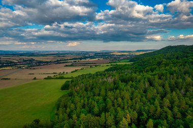 Almanya 'da çayırlarla, tarlalarla ve ormanlarla çevrili bir Alman köyünün manzarası.