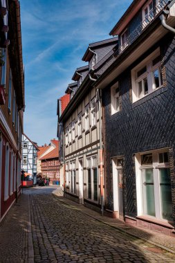 22 Ekim 2021. Bleicherode, Almanya: Günbatımında Avrupa 'daki eski bir kasabanın güzel akşam ışığı manzarası. Almanya.