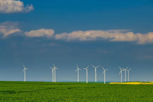 田舎の農業用小麦畑で風力発電タービン ドイツ — ストック写真